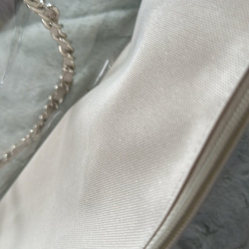 Elizabeth Arden Cream Tote with Modern Transparent Design - Picture 10 of 11